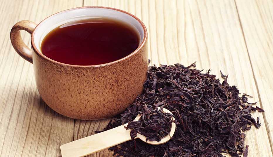 30 خواص شگفت‌انگیز چای سیاه برای سلامتی، پوست و مو؛ از لاغری تا تقویت مو