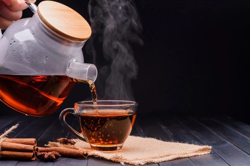 30 خواص شگفت‌انگیز چای سیاه برای سلامتی، پوست و مو؛ از لاغری تا تقویت مو