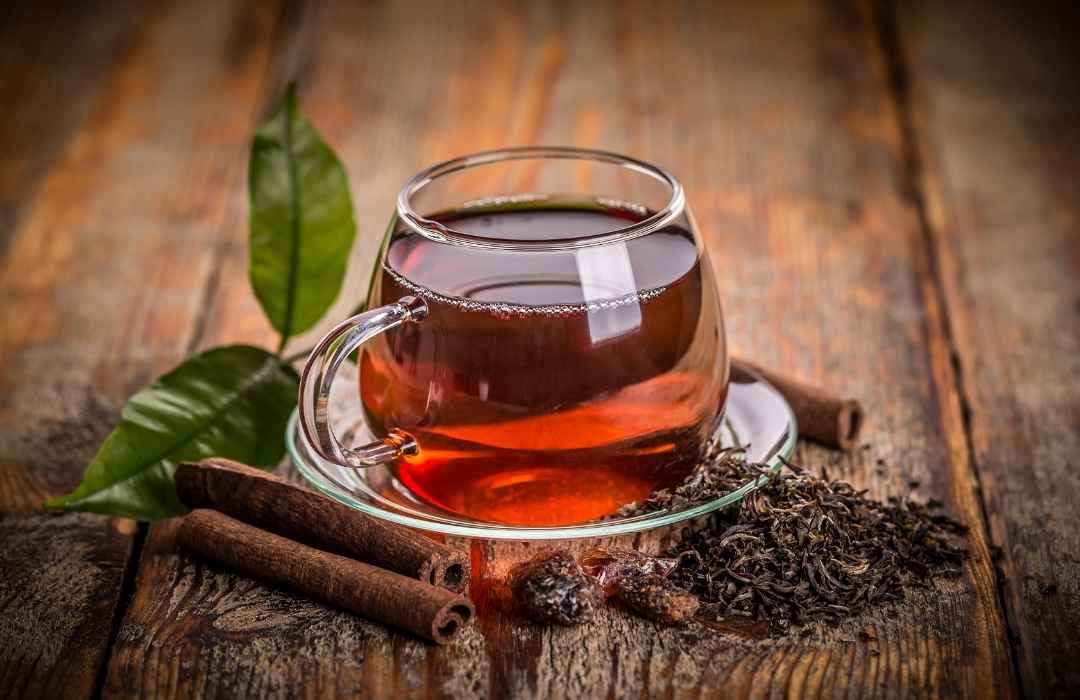 30 خواص شگفت‌انگیز چای سیاه برای سلامتی، پوست و مو؛ از لاغری تا تقویت مو